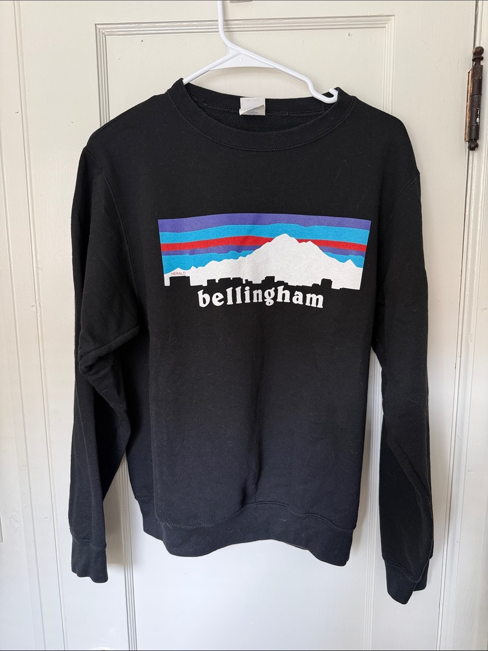 Bellingham Washington Mountain Skyline Graphic Crewneck Sweatshirt Small